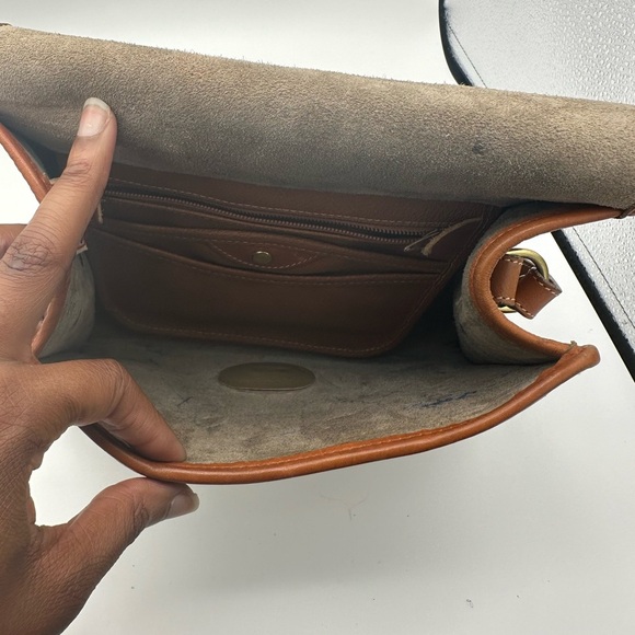 Dooney & Bourke Handbag Saddlebag Taupe Leather Cognac Trim All Weather Classic - Picture 3 of 4